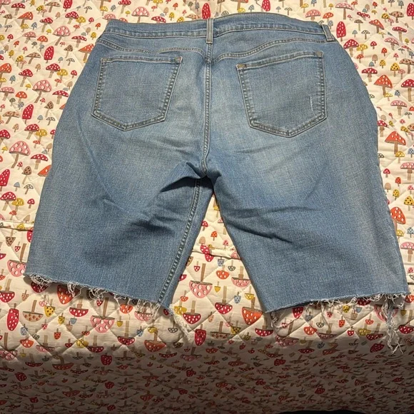 Old Navy Women's Distressed Blue Jean Shorts size 14 peddle pushers - Picture 5 of 5